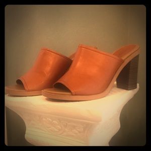 Block heel, open toe mule